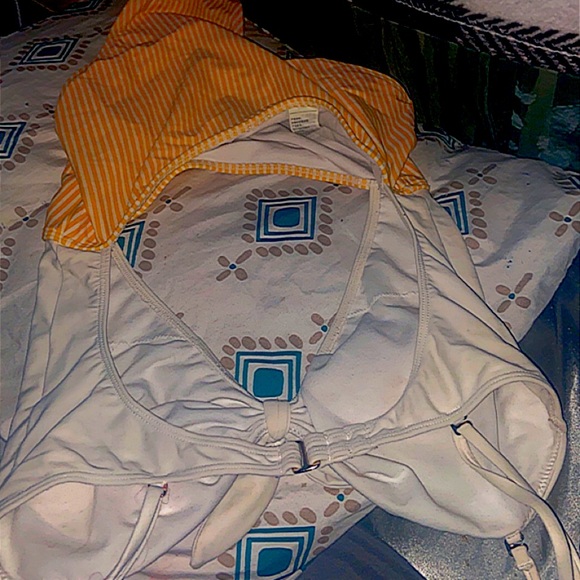 It’s only been work 1 time white and yellow a size medium - Picture 1 of 3